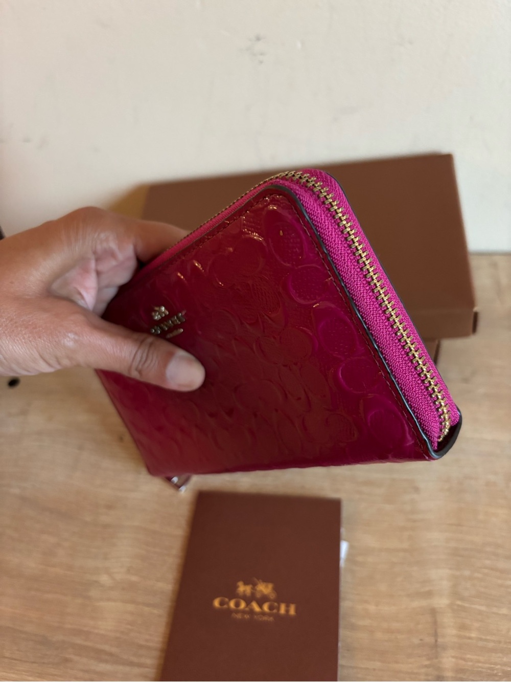 Authentic Coach patent leather zippy wallet - Picture 3 of 8